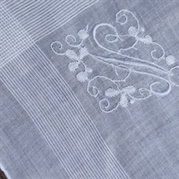 n broderet monogram på gammelt hvidt bomulds lommetørklæde vintage tekstil